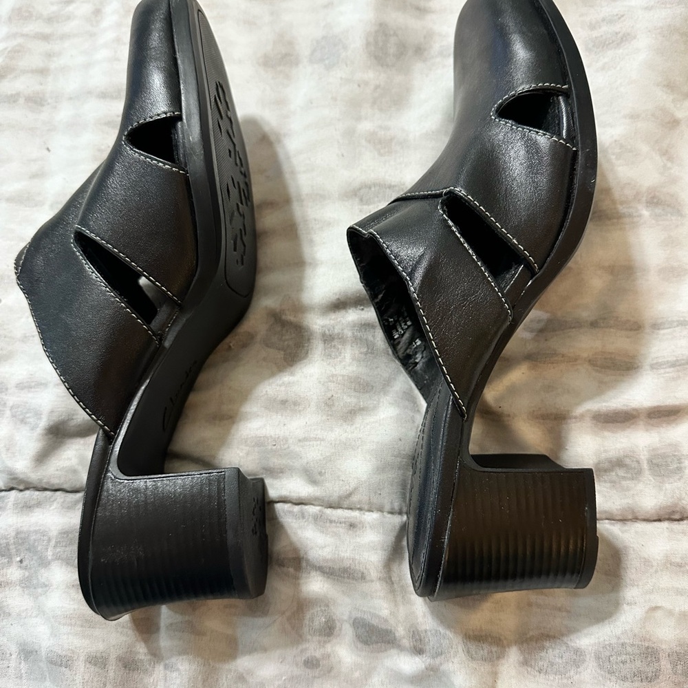 Clark’s women’s Black Leather Slip-On Shoes 8 1/2